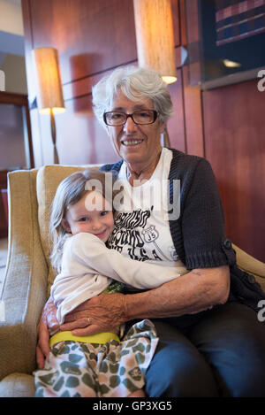 Nonna e nipote abbracciando in cattedra, ritratto Foto Stock