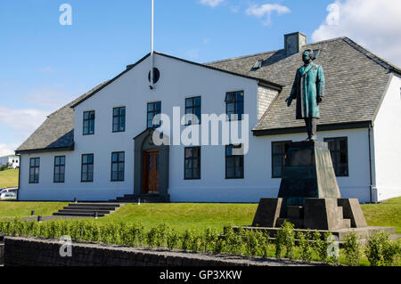 Stjornarradid Casa di governo (primo ministro dell'Ufficio) e Hannes HAFSTEIN statua da Einar Jónsson. Reykjavik Islanda Foto Stock