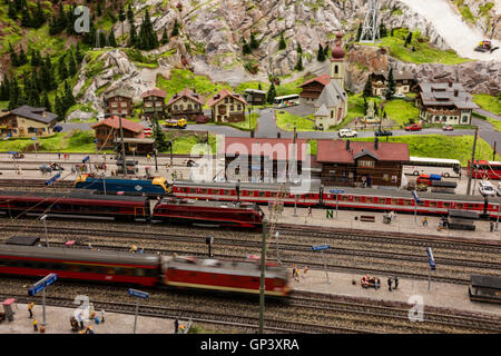 Una visita all'interno del Miniatur Wunderland il modello più grande ferrovia in tutto il mondo Amburgo Germania del Nord Europa Foto Stock