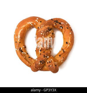 Pretzel con sale e semi di sesamo isolati su sfondo bianco Foto Stock