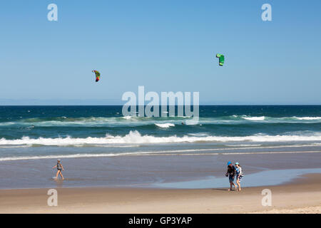 Surf kite surfers su Seven Mile Beach,Lennox Head, Nuovo Galles del Sud, Australia Foto Stock