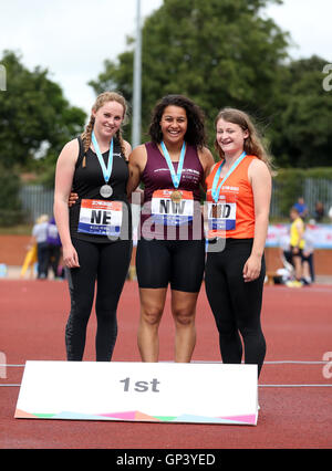 Medaglia di presentazione per le ragazze martello con Inghilterra nord ovest la Tara Simpson-Sullivan (Oro), l'Inghilterra nord est di Olivia Stevenson (argento) e Inghilterra Midland Anna acquisto (bronzo) durante l atletica al giorno due di scuola Giochi 2016, Loughborough University. Stampa foto di associazione. Picture Data: venerdì 2 settembre 2016. Foto Stock