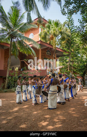 Un tambureggiante al Sivananda Yoga Vedanta Dhanwantari Ashram, Neyyardam, Kerala, India‎ Foto Stock
