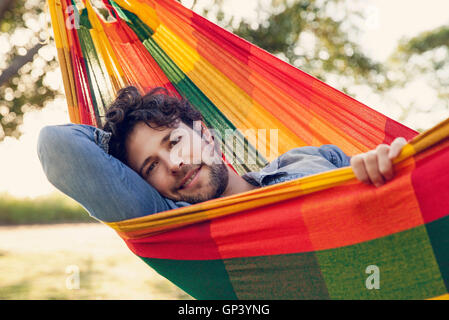 Uomo in rilassante amaca, ritratto Foto Stock