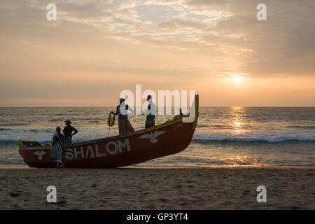 I pescatori preparano le loro reti e barca su Varkala Beach, Kerala, India Foto Stock