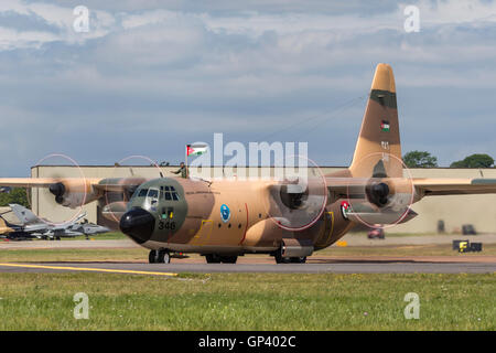 Royal Jordanian Air Force Lockheed C-130H uscire il Royal International Air Tattoo (RIAT) a RAF Fairford in Gloucestershire Foto Stock