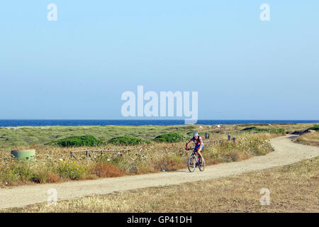 Ciclista sulla penisola del Sinis, Sardegna, Italia Foto Stock