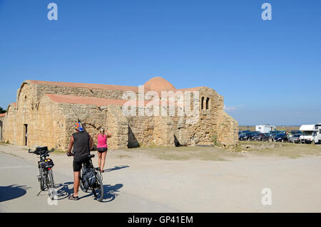 I ciclisti vicino la chiesa bizantina di San Giovanni di Sinis, penisola del Sinis, Sardegna, Italia, Europa Foto Stock