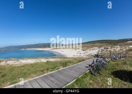 Vista di Santa Comba spiaggia con persone in Cobas, Ferrol, A Coruña, Galizia, Spagna Foto Stock