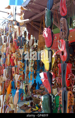 Coloratissimo mercato scarpe in Alsirah, Marocco Foto Stock