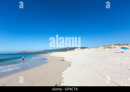 Man aventi un bagno in Santa Comba beach in Cobas, Ferrol, A Coruña, Galizia, Spagna Foto Stock