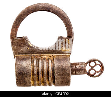 Vintage forma rotonda lavorati a mano di tipo a vite con lucchetto di ferro con una chiave isolato su bianco Foto Stock