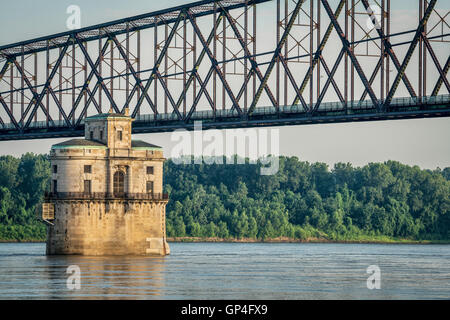 Acqua storica torre di aspirazione numero 2 costruito nel 1915 e la vecchia catena di rocce ponte sul fiume Mississippi al di sopra di St Louis Foto Stock