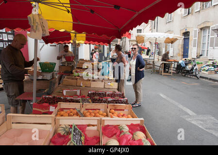 Giorno di mercato nella città medievale di Montlucon Foto Stock