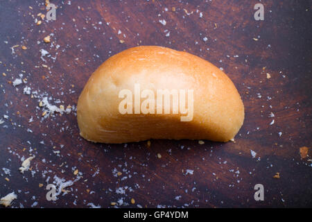 Il pane in cucina su uno sfondo scuro Foto Stock