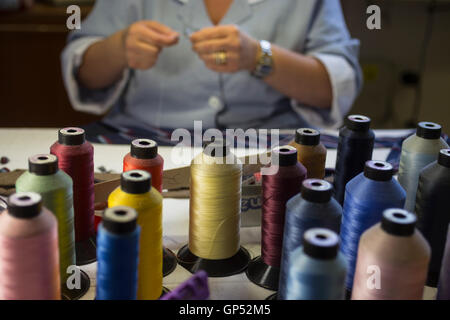 Marinella cravatte laboratorio a Napoli, Italia. Maurizio Marinella è il mondo del famoso designer cravatta e thi è il suo laboratorio Foto Stock