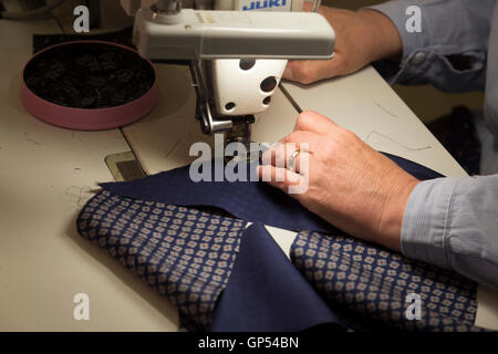 Marinella cravatte laboratorio a Napoli, Italia. Maurizio Marinella è il mondo del famoso designer cravatta e thi è il suo laboratorio Foto Stock