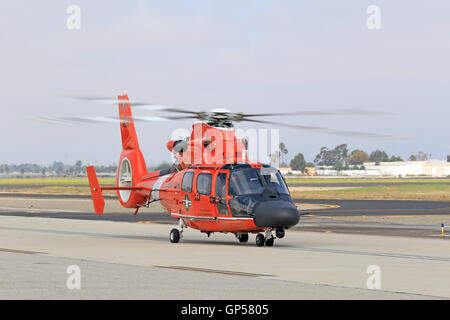 Elicottero Sikorsky MH-60 Jayhawk sulla pista in aeroporto Foto Stock