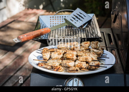 Spiedini di pollo su una piastra bianca dopo la cottura (Souvlaki) Foto Stock