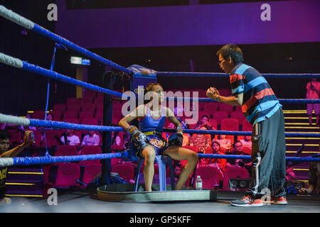 Muay Thai boxer ricevendo istruzioni dal suo allenatore, Bangkok, Thailandia Foto Stock