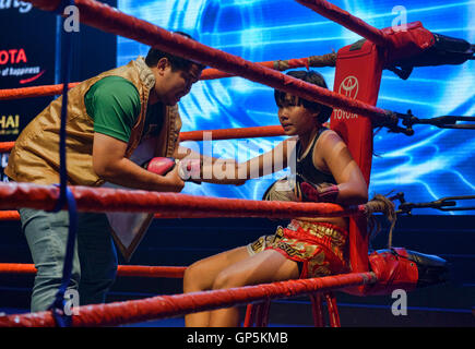 Muay Thai boxer ricevendo istruzioni dal suo allenatore, Bangkok, Thailandia Foto Stock