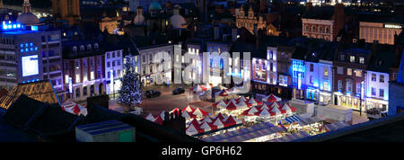 Albero di Natale in piazza del mercato, quartiere culturale, Northampton town, Northamptonshire, Inghilterra; Gran Bretagna; Regno Unito Foto Stock