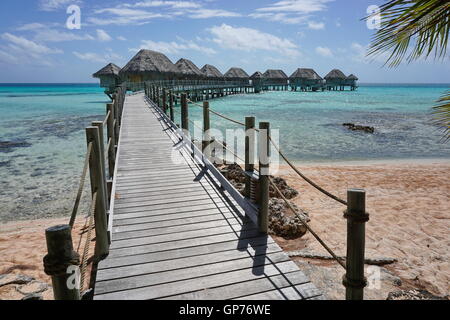 Passerella in legno per il bungalow Overwater di un resort sull'atollo di Tikehau, Tuamotu, Polinesia francese, oceano pacifico Foto Stock