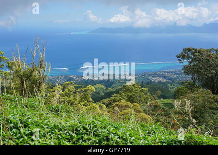 Punto di vista a Punaauia e l'isola di Moorea dalle montagne dell'isola di Tahiti, Polinesia francese, oceano pacifico del sud Foto Stock