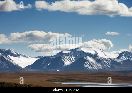 Grandi cime innevate sul cielo blu sullo sfondo Foto Stock