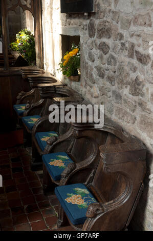 Coro medievale si spegne in Little Malvern Priory, Worcestershire, England, Regno Unito Foto Stock