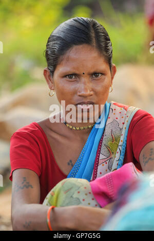 Donna tribale al settimanale haat bazaar, Bastar, Chhattisgarh, India, Asia Foto Stock