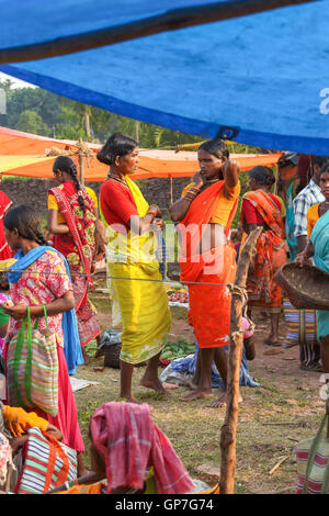 Donna tribale al settimanale haat bazaar, Bastar, Chhattisgarh, India, Asia Foto Stock