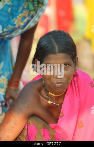 Donna tribale al settimanale haat bazaar, Bastar, Chhattisgarh, India, Asia Foto Stock