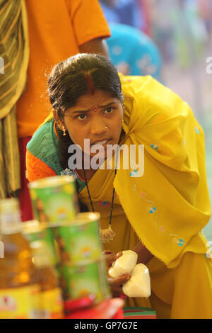 Donna tribale al settimanale haat bazaar, Bastar, Chhattisgarh, India, Asia Foto Stock