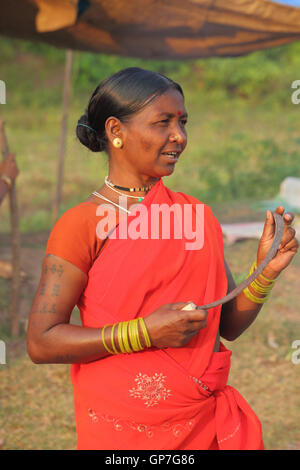 Donna tribale al settimanale haat bazaar, Bastar, Chhattisgarh, India, Asia Foto Stock