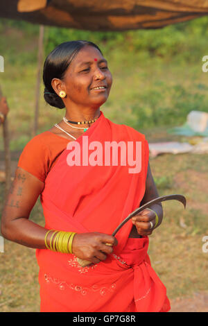 Donna tribale al settimanale haat bazaar, Bastar, Chhattisgarh, India, Asia Foto Stock