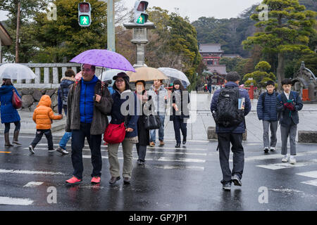 Pedoni che attraversano road a Kamakura, Giappone Foto Stock