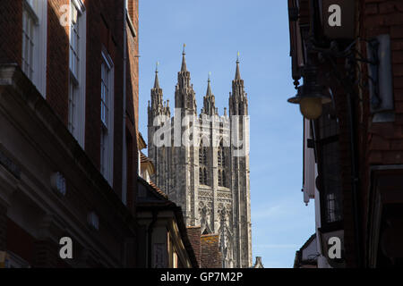 La cattedrale di Canterbury e visto dalle strade della città. Foto Stock