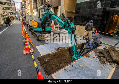 Riparazione stradale nella corsia , Tokyo, Giappone Foto Stock