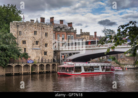 York. Yorkshire Inghilterra del Nord. Fiume Ouse Lendal il ponte. Foto Stock