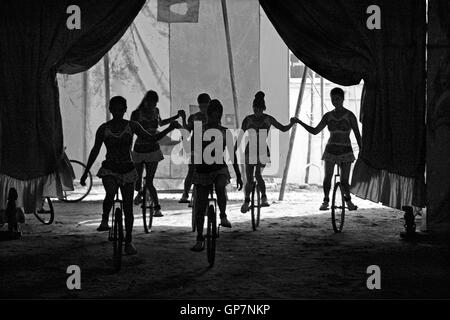 In bicicletta nel circus, India, Asia Foto Stock