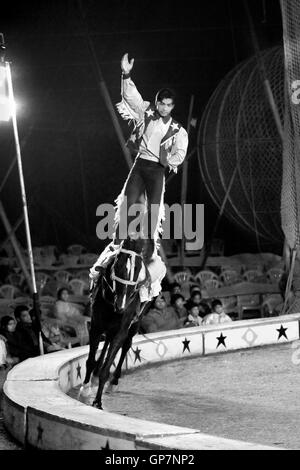 Uomo di equitazione nel circus, India, Asia Foto Stock