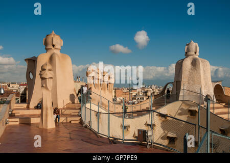 Antoni Gaudi comignoli a Casa Mila a Barcellona,Spagna Foto Stock