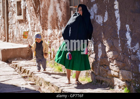 Unidentified vecchia donna in abiti tradizionali in Taquile isola nel lago Titicaca, Foto Stock