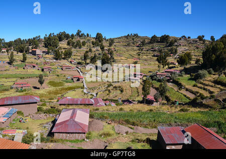 Borgo collinare su Taquile isola nel Lago Titicaca Puno, Perù Foto Stock