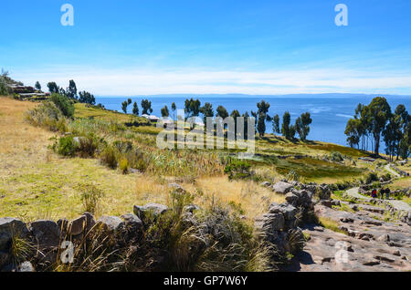 Borgo collinare su Taquile isola nel Lago Titicaca Puno, Perù Foto Stock