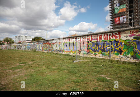 La East side gallery arte dei graffiti dipinti, sulla restante parte del muro di Berlino Foto Stock