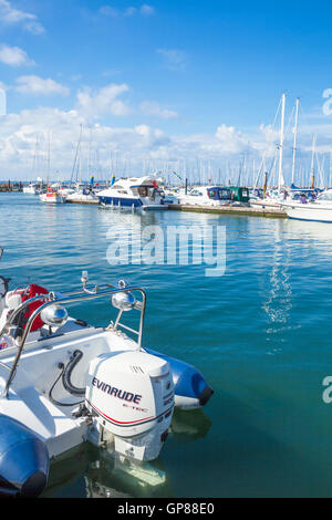 Barche da diporto e barche da diporto a Brixham marina Brixham Devon Inghilterra GB Europa Foto Stock
