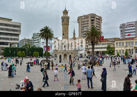 Persone in piazza Konak davanti a Izmir Torre dell Orologio nella regione del Mar Egeo, Turchia Foto Stock