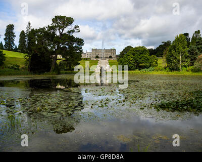 Powerscourt House e annessi giardini si riflette nel lago in estate in Irlanda del giardino della Contea - County Wicklow Foto Stock